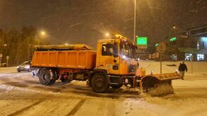 Akcja odśnieżania nocą 