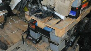 Włamali się do wiaty i ukradli akumulatory