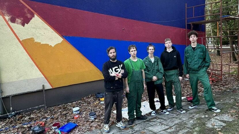 Młodzież ośrodka wychowawczego w Puławach polubiła sztukę. Wspólnie z Michałem Stachyrą (z lewej) tworzą mural przedstawiający patrona swojej placówki