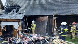 Pożar składowiska materiałów. Z ogniem walczyło 6 zastępów straży pożarnej