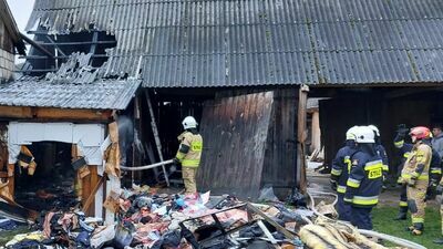 Pożar składowiska materiałów. Z ogniem walczyło 6 zastępów straży pożarnej