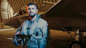 Mjr Adrian Chudziński w powietrzu za sterami samolotów spędził już 1800 godzin, z czego ponad 1000 na odrzutowcu M-346 Bielik. To zastępca dowódcy eskadry oraz instruktor Szkoły Orląt