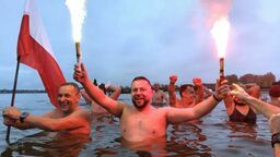 Niepodległościowe morsowanie. W Firleju sezon już rozpoczęty