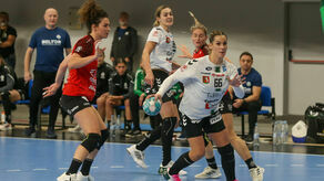 Patrycja Noga (z piłką) to jedna z kluczowych zawodniczek MKS FunFloor Lublin