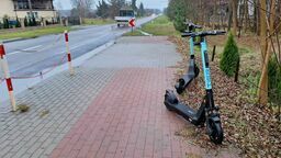 Porozrzucane hulajnogi psują estetykę. Radny chce parkingów 