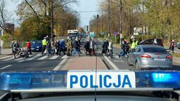 Polacy ruszyli na groby, a policja na drogi 