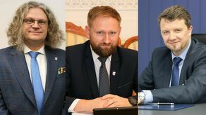 Zgodnie z decyzją zarządu powiatu, w tym starosty Tomasza Marzędy (z lewej) ogłoszono konkurs na dyrektora SP ZOZ. Zwycięzcę wskaże komisja z Jackiem Pożarowszczykiem na czele (w środku). Do tego czasu szpitalem będzie kierował Artur Szczupakowski (z prawej)