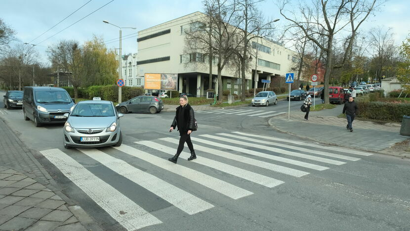 Po wyznaczeniu lewoskrętu na ul. Głębokiej, przejście dla pieszych na wysokości budynków Uniwersytetu Przyrodniczego zostało przesunięte za skrzyżowanie z ul. Raabego