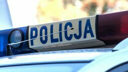 Uderzyli w twarz, zabrali plecak i podarli książki