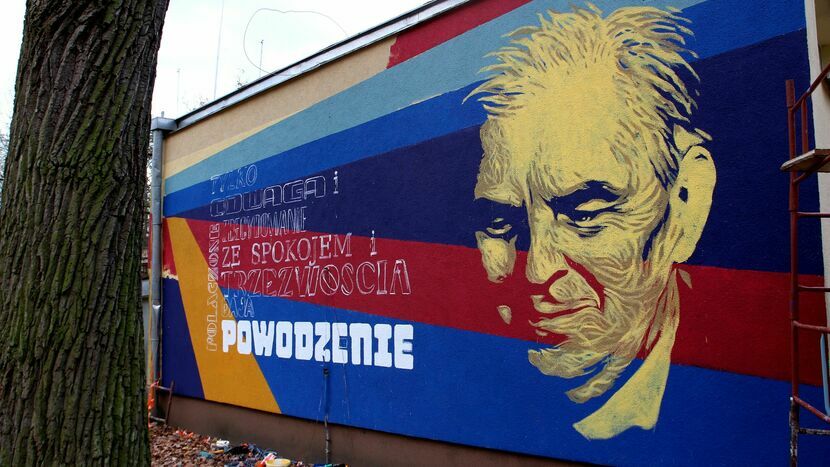 W przygotowaniu muralu z patronem placówki, jego autorowi, Michałowi Stachyrze, pomogli wychowankowie puławskiej placówki