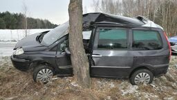 Wczoraj w Rzeczycy kierująca Citroenem 19-latka straciła panowanie na śliskiej nawierzchni. Auto wpadło do przydrożnego rowu uderzając w drzewo. Kobieta z obrażeniami ciała trafiła do szpitala. Dziś podobnych wypadków jest więcej.