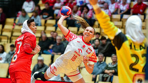 Na bramkę Iranek rzuca zawodniczka MKS FunFloor Lublin Aleksandra Tomczyk