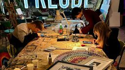 Młodzi artyści z puławskiej fundacji tworzą już przedmioty, które trafią na grudniową aukcję. Na sprzedaż trafią również dzieła znanych artystów z różnych stron kraju