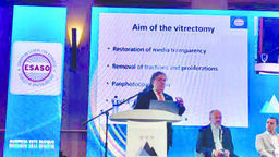 Profesor Rejdak podczas wykładu w Cordobie