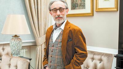 MARCIN WROŃSKI
Pisarz i dramaturg, od urodzenia związany z Lublinem. Zasłynął cyklem kryminałów retro o komisarzu Maciejewskim z tutejszego Wydziału Śledczego. Jego książki były tłumaczone m.in. na francuski, a także adaptowane na język teatru. Laureat m.in. Nagrody Wielkiego Kalibru podczas Międzynarodowego Festiwalu Kryminału i Nagrody Artystycznej Miasta Lublin. Swoimi doświadczeniami artystycznymi dzieli się na spotkaniach autorskich z czytelnikami i jako trener kreatywnego pisania.