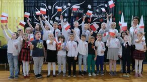 Szkoły do hymnu. Uczniowie zaśpiewali dla Niepodległej