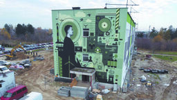 Nowy mural widnieje na ścianie bursy przy JP2 89