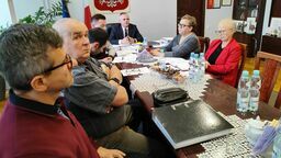 Spotkanie mediacyjne mieszkańców i właściciela Top–Pro u starosty bialskiego