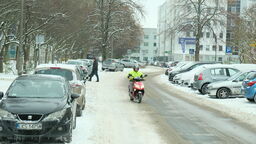 Przy ul. Wallenroda i w jej pobliżu znajduje się kilka instytucji, m.in. sąd, Zakład Ubezpieczeń Społecznych, Dom Kultury LSM i przychodnia
