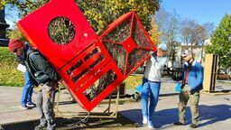 Pracownicy firmy Multidecor w czwartek zdemontowali elementy napisu