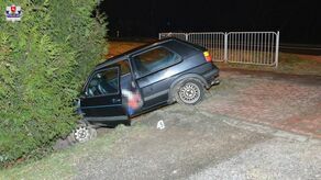 Uderzył w betonowy przepust. Pasażer nie przeżył