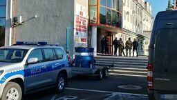 Urzędnik zobaczył skórzaną teczkę. Ewakuowano cały budynek