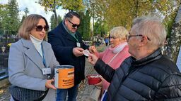 W Zamościu już kwestują. Na cmentarzu nie tylko ze zniczami 