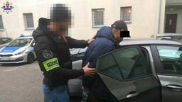 Żądał zwrotu gotówki. Groził pistoletem na kulki 