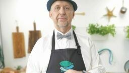 Moja ulubiona delikatna sałatka. Pieczarki krótko gotowane w osolonej wodzie. Jaja na twardo. Zielona pietruszka. Majonez i pieprz. Wszystko drobno posiekać i zmieszać. Więcej pieczarek niż jaj 3:2. Smacznego – mówi Gieno Mietkiewicz 