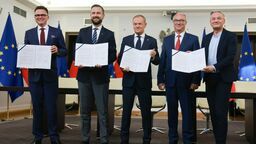 Od lewej: Szymon Hołownia, Władysław Kosiniak-Kamysz, Donald Tusk, Włodzimierz Czarzasty, Robert Biedroń