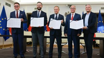 Od lewej: Szymon Hołownia, Władysław Kosiniak-Kamysz, Donald Tusk, Włodzimierz Czarzasty, Robert Biedroń