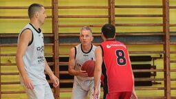 Jerzy Dębski (z piłką), jeden z liderów Quattro Tech., mimo upływu lat wciąż utrzymuje znakomitą formę
