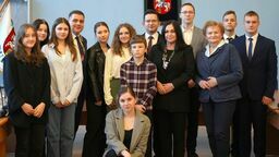 Młodzieżowa Rada Miasta Puławy w czwartek rozpoczęła nową, dwuletnią kadencję. Na zdjęciu z prezydentem miasta, przewodniczącą i wiceprzewodniczącym rady oraz szefową klubu PiS