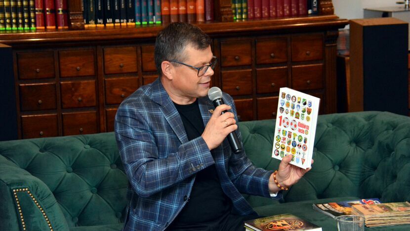 Jacek Kosierb podczas prezentacji pierwszej części książki „100 Klubów na 100-lecie LZPN”