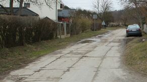 Piasecznica to droga łącząca osiedle Włostowice w Puławach ze Skowieszynem w gminie Końskowola. Jej miejski odcinek w 2024 roku wzbogaci się o kanalizację