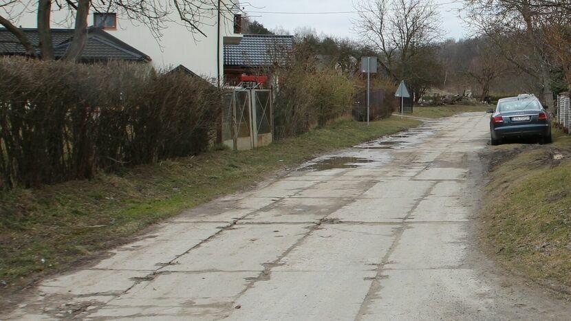 Piasecznica to droga łącząca osiedle Włostowice w Puławach ze Skowieszynem w gminie Końskowola. Jej miejski odcinek w 2024 roku wzbogaci się o kanalizację