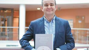 Prof. Jarosław Dumanowski – polski historyk, dr hab. nauk historycznych, prof. UMK. Ukończył studia historyczne na Uniwersytecie Mikołaja Kopernika w Toruniu (1991) i na Uniwersytecie Angers we
Francji. Jako visiting professor pracował na Uniwersytecie Bordeaux, wykładał także na Uniwersytecie Paryż IV Sorbona. Jest członkiem działającego na Sorbonie Centre de l’Histoire d’Europe Centrale (Centrum Historii Europy Środkowej). Znawca kuchni staropolskiej i wydawca staropolskich książek kucharskich