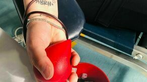 Oddanie krwi nie trwa długo i nie boli. Może to zrobić każda pełnoletnia zdrowa osoba.