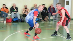 Robert Dykiel (z piłką) swoimi rzutami z dystansu zapewnił ekipie 4-tego Piętra sukces w meczu z Lancetem