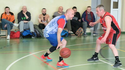 Robert Dykiel (z piłką) swoimi rzutami z dystansu zapewnił ekipie 4-tego Piętra sukces w meczu z Lancetem