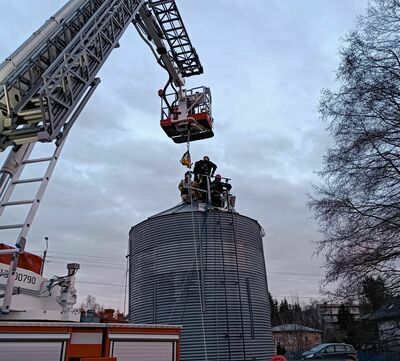 35-latek wpadł do ok.8 metrowego silosu ze zbożem
