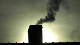 Na początku tygodnia wskaźniki pyłu zawieszonego PM2,5 wskazywały nawet 291 μg/m3, co jest stanem zagrażających zdrowiu mieszkańców. 