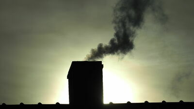 Na początku tygodnia wskaźniki pyłu zawieszonego PM2,5 wskazywały nawet 291 μg/m3, co jest stanem zagrażających zdrowiu mieszkańców. 