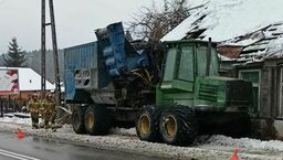 Ślisko na drodze. Rębak uderzył w budynek 