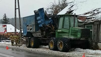 Ślisko na drodze. Rębak uderzył w budynek 