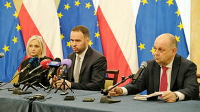 Od lewej: zastępca dyrektora Wydziału Bezpieczeństwa i Zarządzania Kryzysowego Iwona Chlebicka, wojewoda Krzysztof Komorski oraz Jarosław Szymczyk, który od 3 stycznia będzie dyrektorem WZBiK