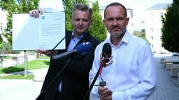  

Jakub Stefaniak (z lewej) i Krzysztof Hetman, który obecnie pełni funkcję ministra rozwoju i technologii wielokrotnie pokazywali się razem podczas tegorocznej kampanii wyborczej . Obaj kandydowali do Sejmu z listy Trzeciej Drogi. Hetman, lider ludowców z drugiego miejsca, Stefaniak z ostatniego. Na zdjęciu podczas konferencji, która odbyła się 10 września wezwali prezydenta Andrzeja Dudę do zwołania Rady Bezpieczeństwa Narodowego w sprawie tzw. „afery wizowej”.
