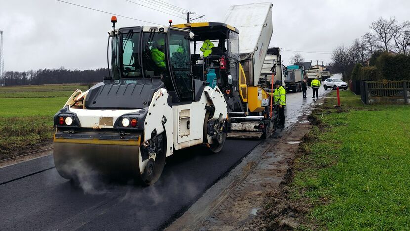 Rozpoczyna się seria remontów na kilkunastu drogach lokalnych w gminie Baranów. Prace na pierwszych odcinkach dobiegają końca