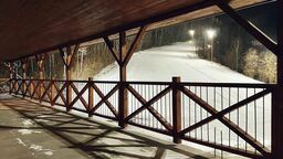 Widok na stok z tarasu budynku głównego, w którym mieści się wypożyczalnia sprzętu i restauracja.