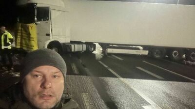 Ciężarówka stoi w poprzek drogi i czeka na serwis